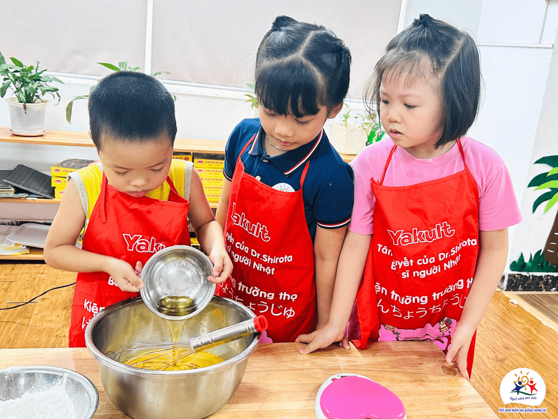 COOKING: LÀM BÁNH BÔNG LAN - Trường Mầm Non Ngôi Nhà Mơ Ước