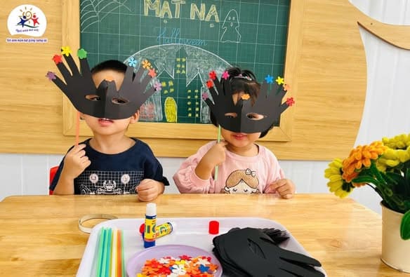 LỚP ONG VÀNG - BÉ LÀM MẶT NẠ HALLOWEEN - Trường Mầm Non Ngôi Nhà Mơ Ước