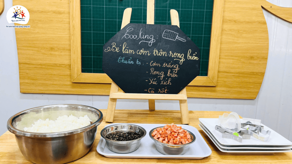 COOKING: BÉ LÀM CƠM TRỘN RONG BIỂN - Trường Mầm Non Ngôi Nhà Mơ Ước