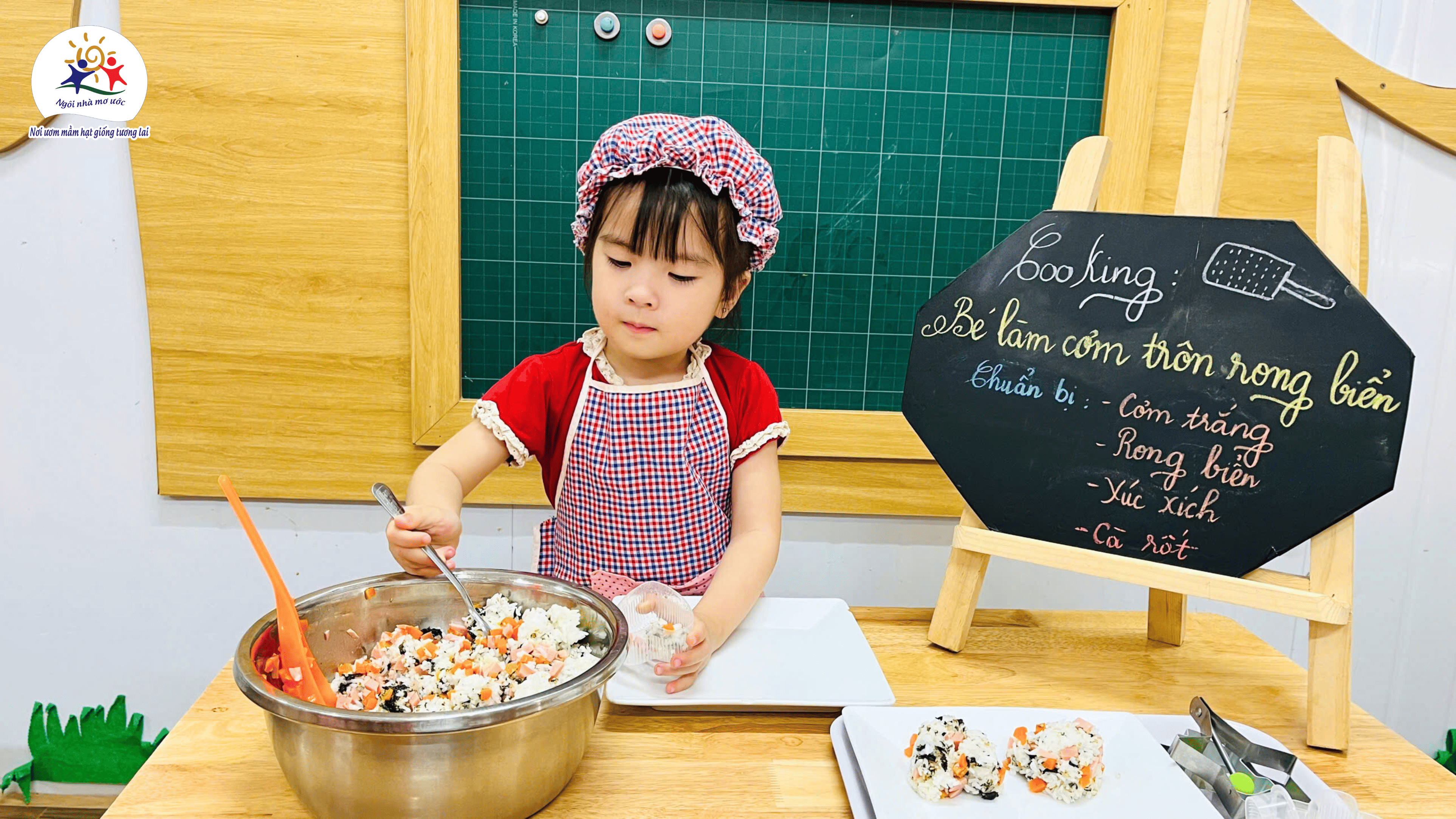 COOKING: BÉ LÀM CƠM TRỘN RONG BIỂN - Trường Mầm Non Ngôi Nhà Mơ Ước