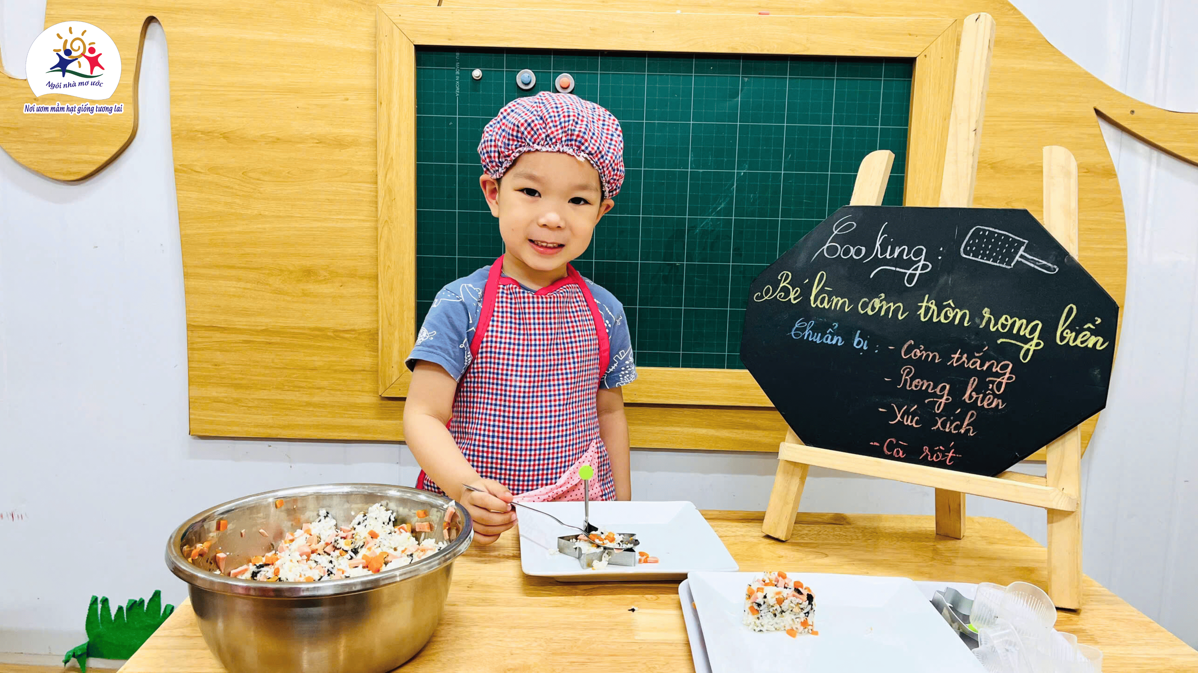 COOKING: BÉ LÀM CƠM TRỘN RONG BIỂN - Trường Mầm Non Ngôi Nhà Mơ Ước