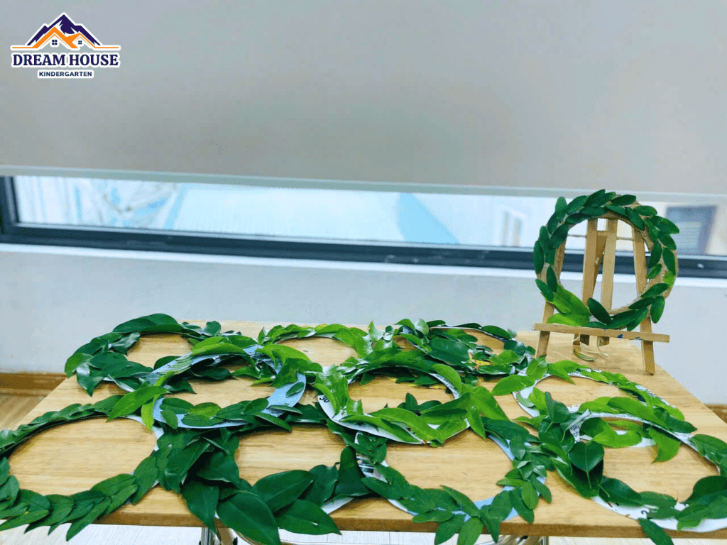 STEM – THIẾT KẾ VÒNG NGUYỆT QUẾ TỪ LÁ - Trường Mầm Non Ngôi Nhà Mơ Ước