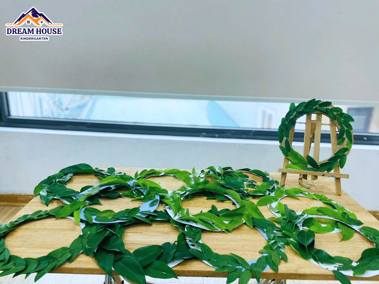 STEM – THIẾT KẾ VÒNG NGUYỆT QUẾ TỪ LÁ - Trường Mầm Non Ngôi Nhà Mơ Ước