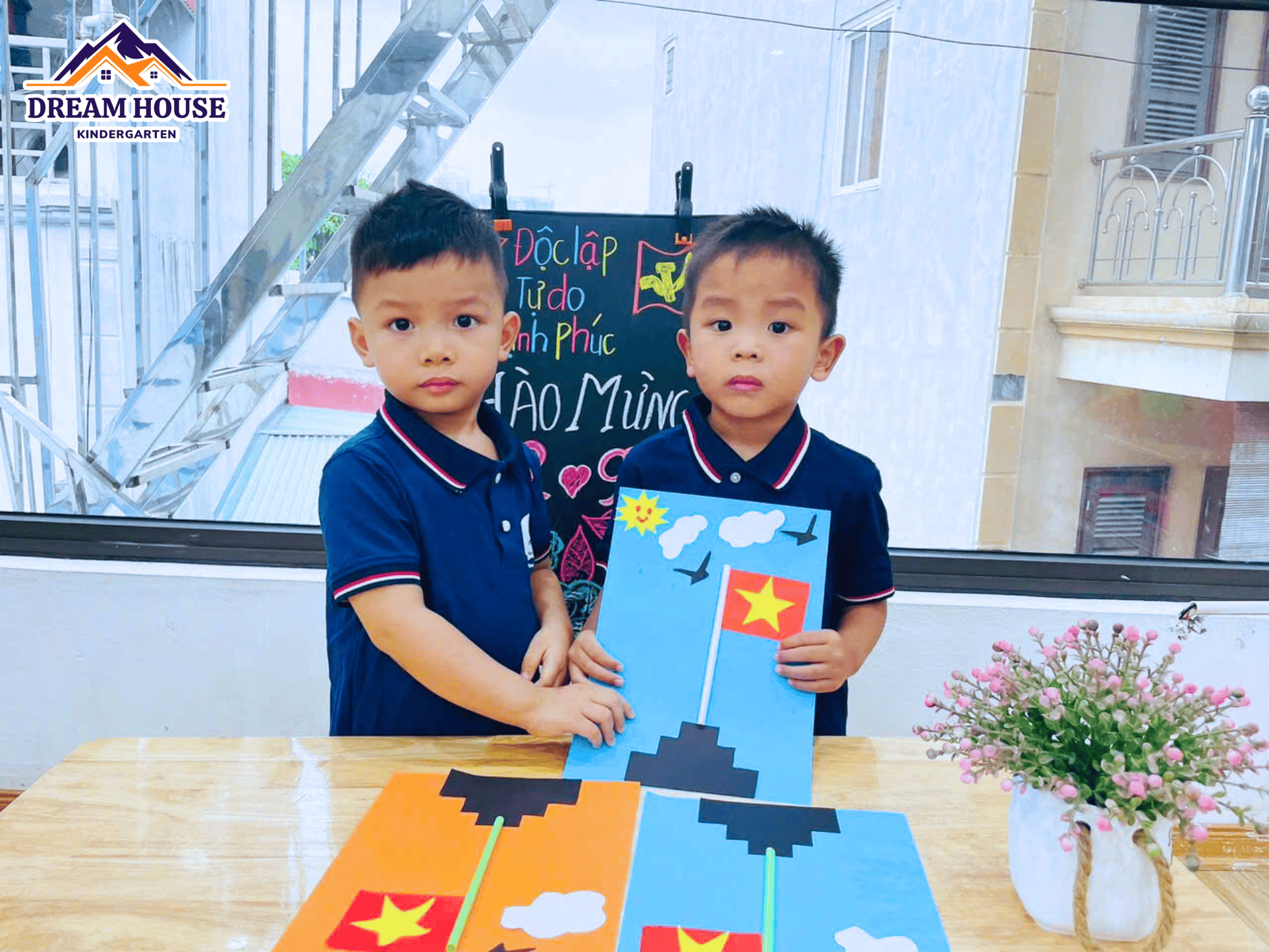 KHÁM PHÁ STEM – CÙNG LỚP THỎ TRẮNG LÀM TRANH MÔ HÌNH CỘT CỜ - Trường Mầm Non Ngôi Nhà Mơ Ước