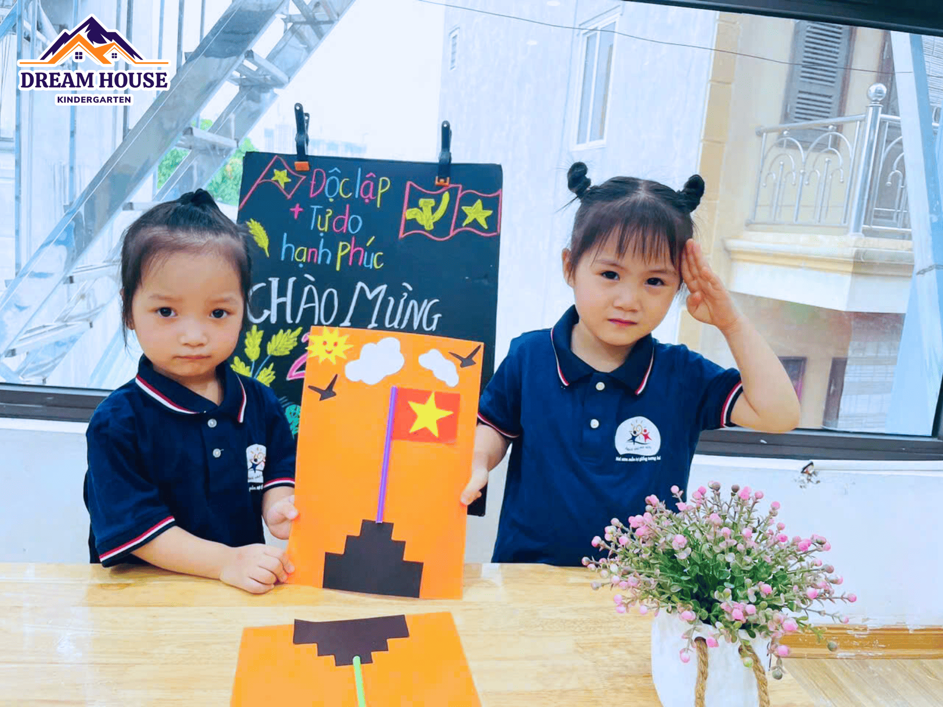 KHÁM PHÁ STEM – CÙNG LỚP THỎ TRẮNG LÀM TRANH MÔ HÌNH CỘT CỜ - Trường Mầm Non Ngôi Nhà Mơ Ước