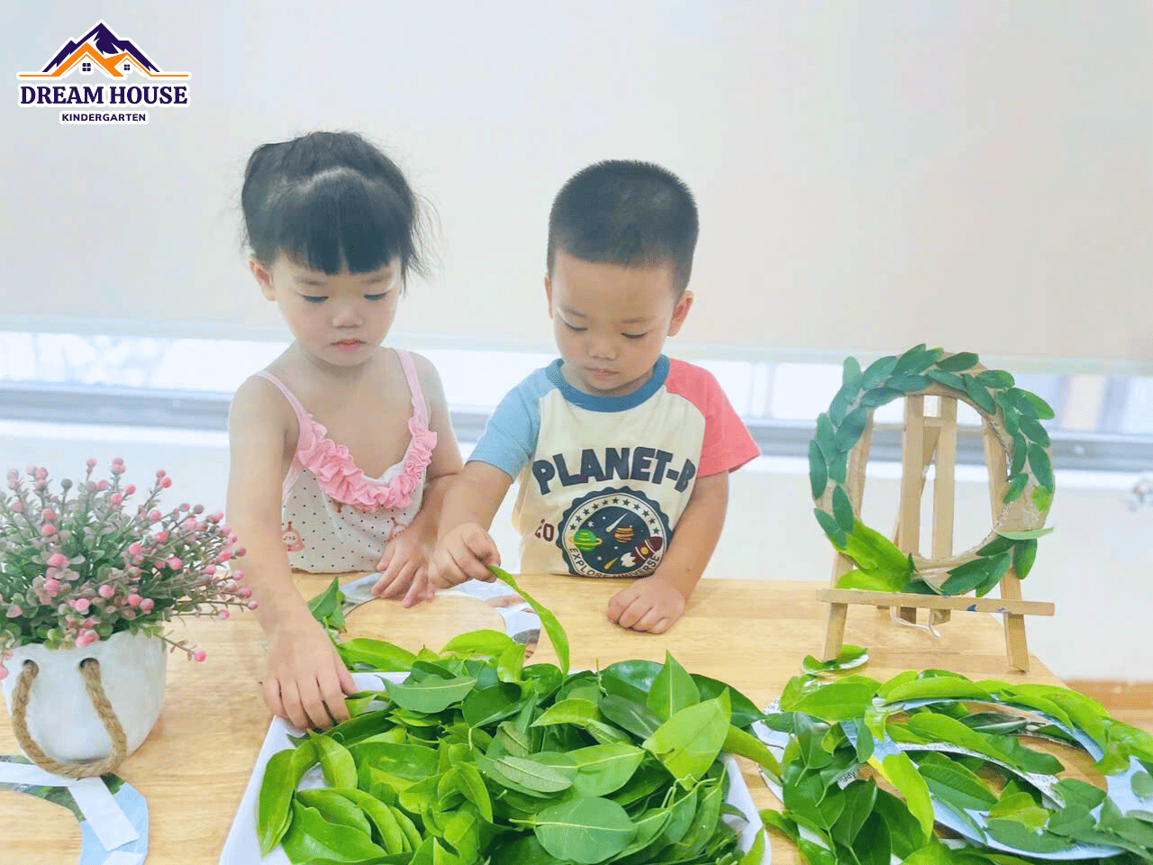 STEM – THIẾT KẾ VÒNG NGUYỆT QUẾ TỪ LÁ - Trường Mầm Non Ngôi Nhà Mơ Ước