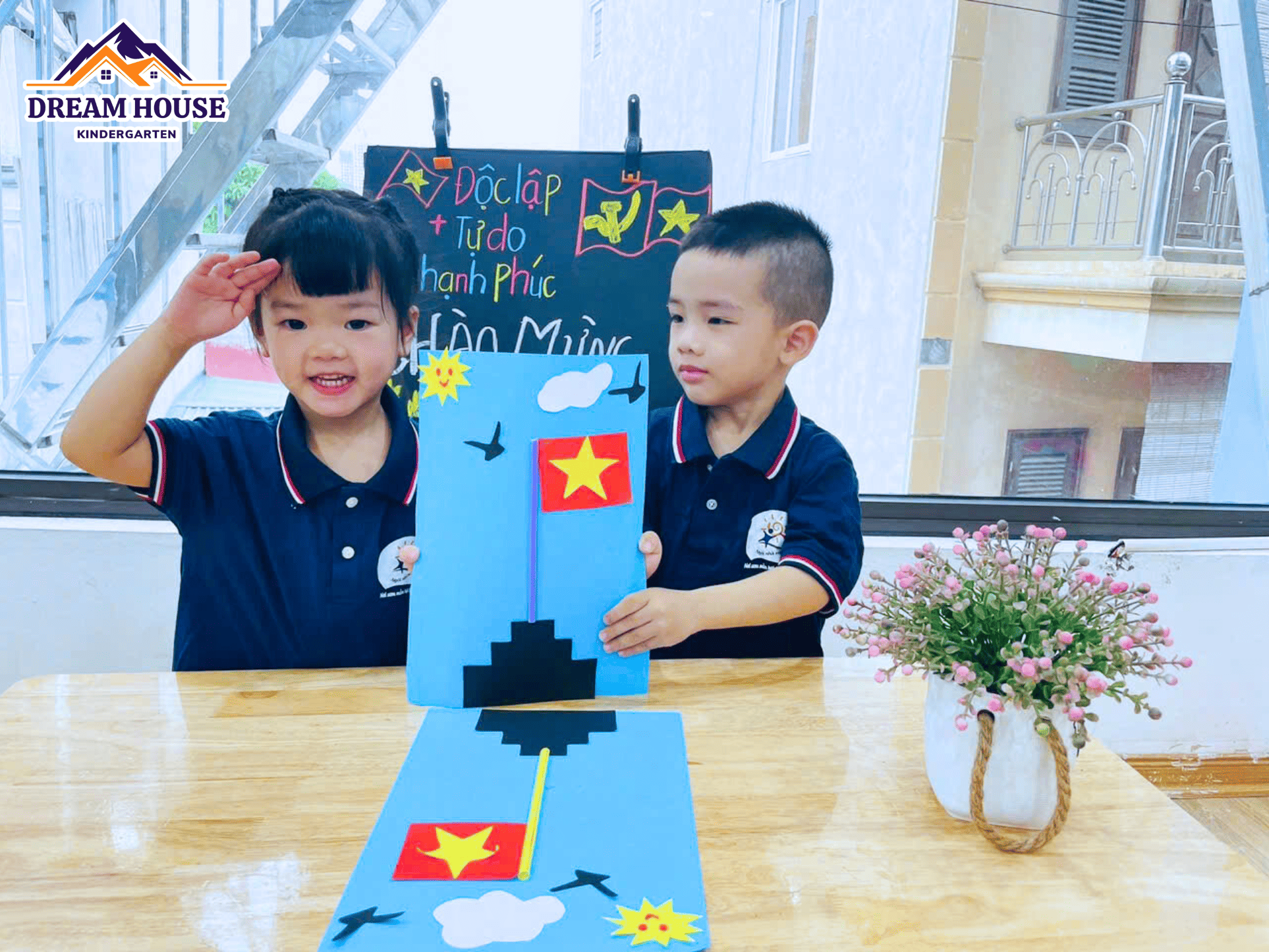 KHÁM PHÁ STEM – CÙNG LỚP THỎ TRẮNG LÀM TRANH MÔ HÌNH CỘT CỜ - Trường Mầm Non Ngôi Nhà Mơ Ước