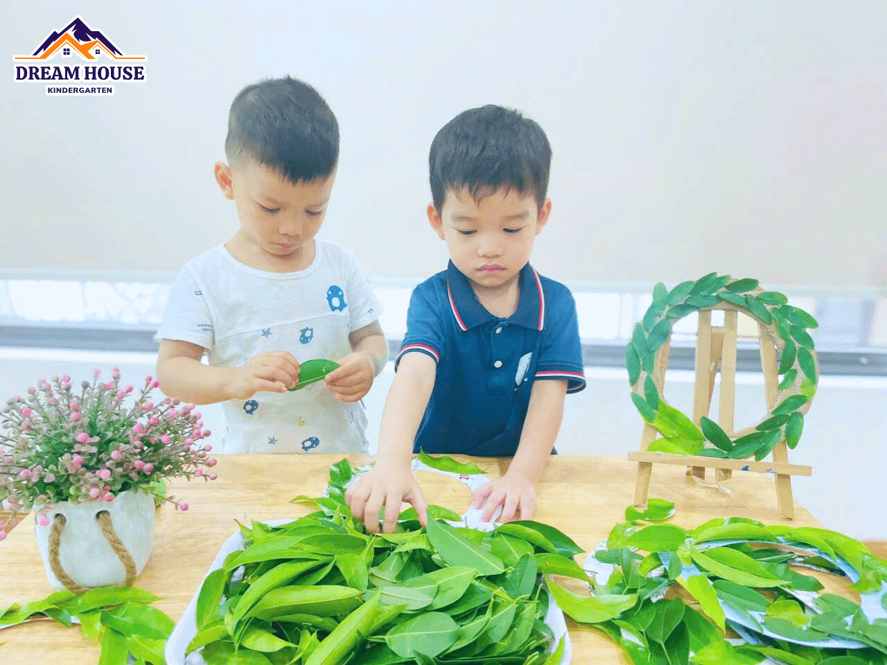 STEM – THIẾT KẾ VÒNG NGUYỆT QUẾ TỪ LÁ - Trường Mầm Non Ngôi Nhà Mơ Ước