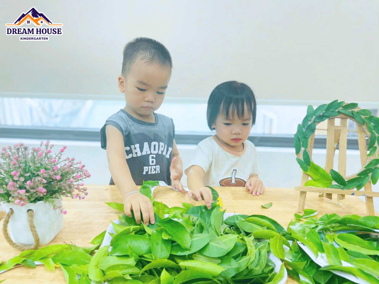 STEM – THIẾT KẾ VÒNG NGUYỆT QUẾ TỪ LÁ - Trường Mầm Non Ngôi Nhà Mơ Ước
