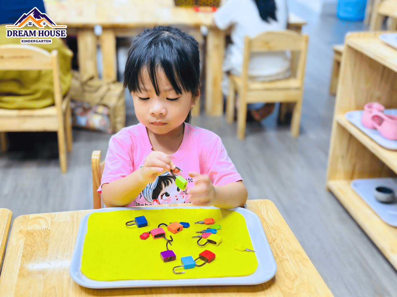 KHÁM PHÁ THẾ GIỚI QUA GIÁO CỤ MONTESSORI - Trường Mầm Non Ngôi Nhà Mơ Ước