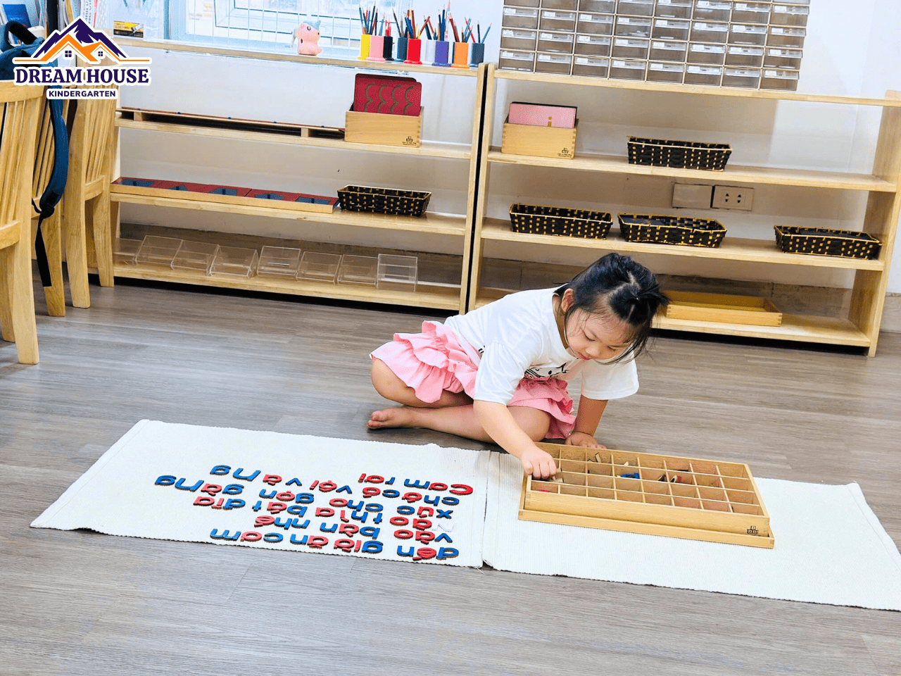 KHÁM PHÁ THẾ GIỚI QUA GIÁO CỤ MONTESSORI - Trường Mầm Non Ngôi Nhà Mơ Ước