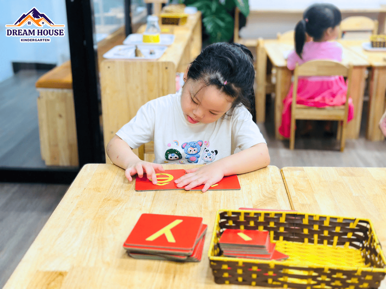 KHÁM PHÁ THẾ GIỚI QUA GIÁO CỤ MONTESSORI - Trường Mầm Non Ngôi Nhà Mơ Ước