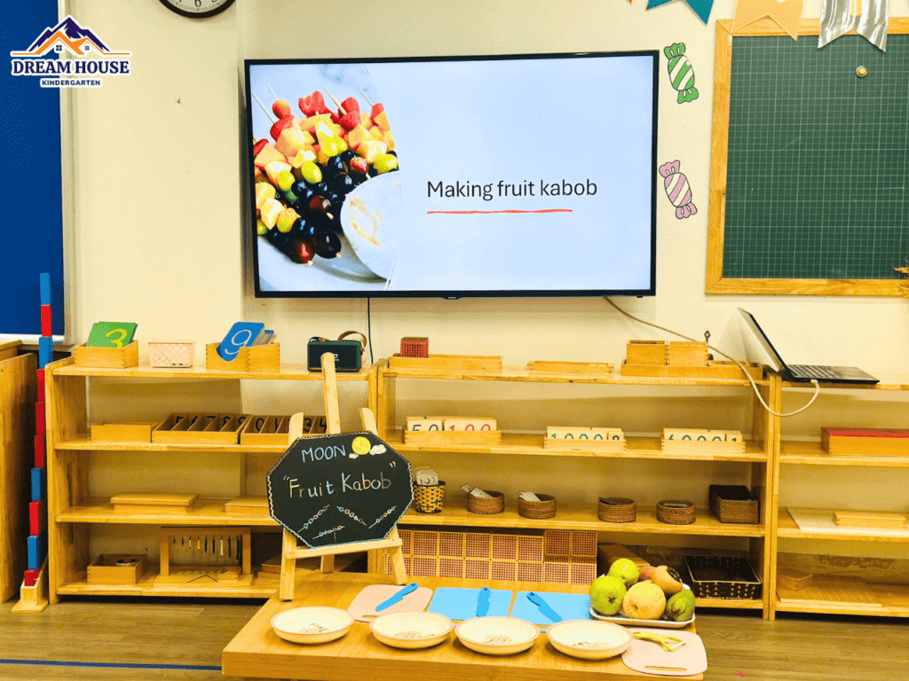 KHÉO TAY LÀM XIÊN HOA QUẢ CÙNG CÁC BẠN NHỎ MẦM NON NGÔI NHÀ MƠ ƯỚC - Trường Mầm Non Ngôi Nhà Mơ Ước