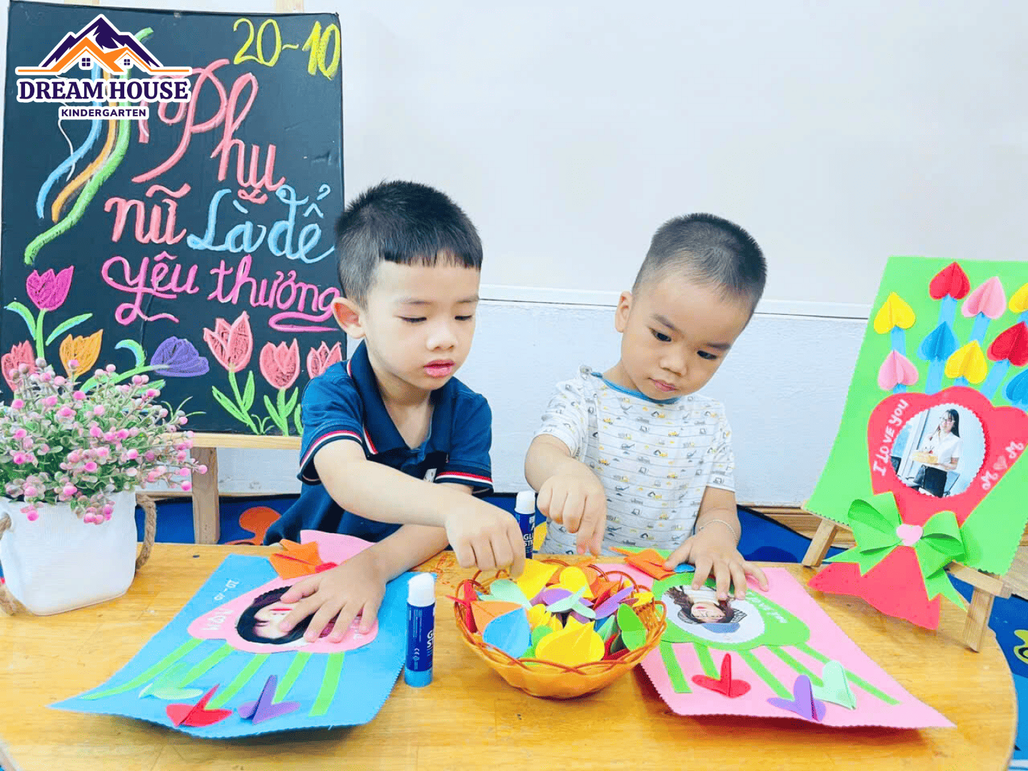 NHỮNG BÔNG HOA NHỎ – TÌNH YÊU LỚN DÀNH CHO MẸ NHỮNG BÔNG HOA NHỎ – TÌNH YÊU LỚN DÀNH CHO MẸ - Trường Mầm Non Ngôi Nhà Mơ Ước