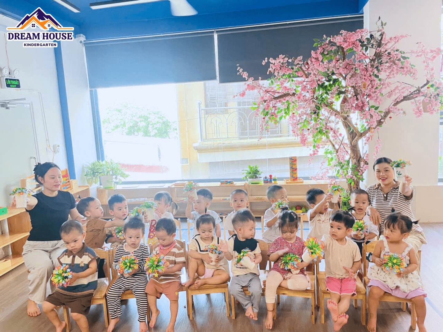CHẬU HOA YÊU THƯƠNG – MÓN QUÀ NGỌT NGÀO DÀNH TẶNG MẸ CHẬU HOA YÊU THƯƠNG – MÓN QUÀ NGỌT NGÀO DÀNH TẶNG MẸ - Trường Mầm Non Ngôi Nhà Mơ Ước