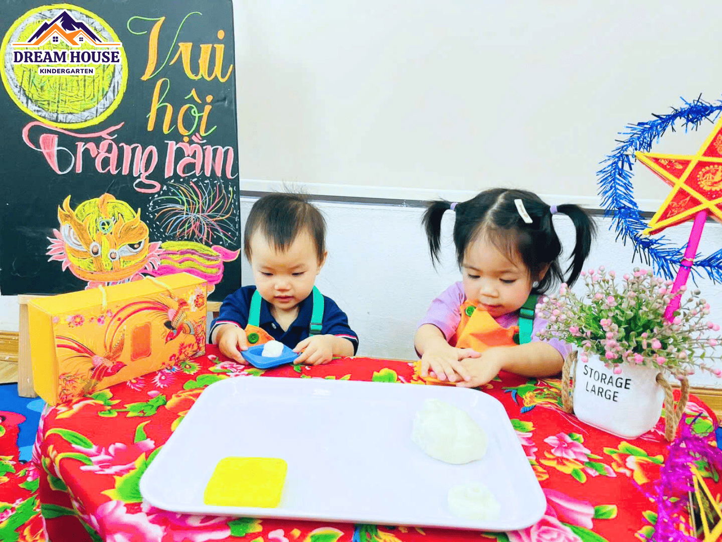 TỰ TAY LÀM BÁNH – TRUNG THU ĐÁNG NHỚ CỦA CÁC BÉ ONG VÀNG & VÀNH KHUYÊN TỰ TAY LÀM BÁNH – TRUNG THU ĐÁNG NHỚ CỦA CÁC BÉ ONG VÀNG & VÀNH KHUYÊN - Trường Mầm Non Ngôi Nhà Mơ Ước