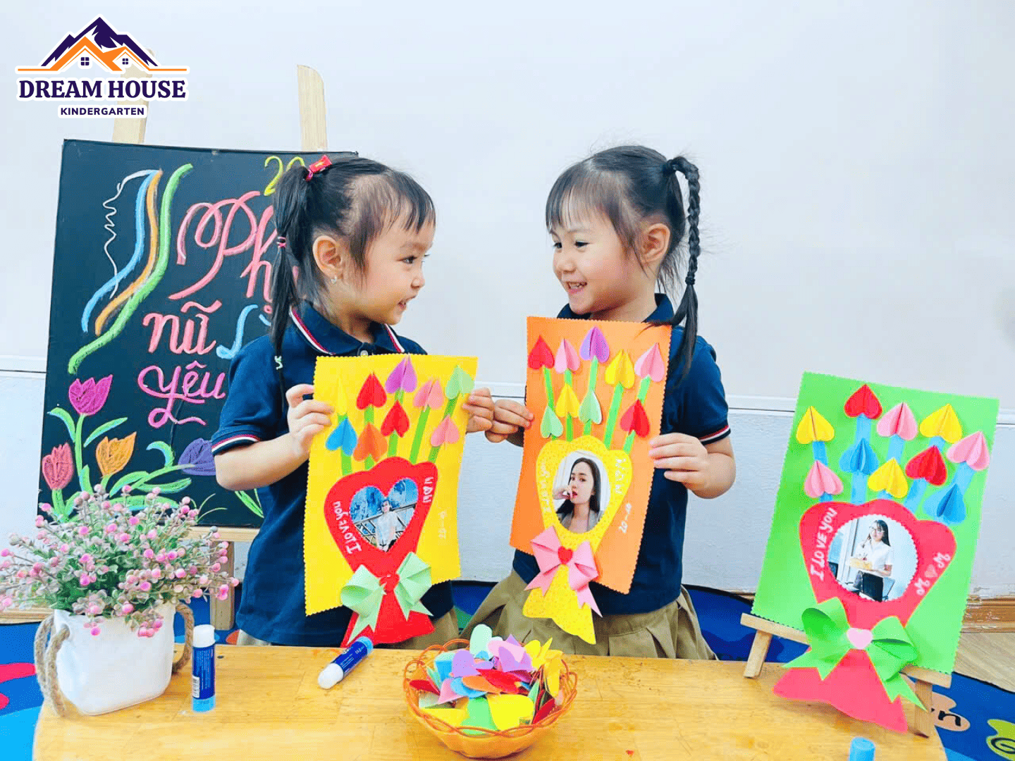 NHỮNG BÔNG HOA NHỎ – TÌNH YÊU LỚN DÀNH CHO MẸ NHỮNG BÔNG HOA NHỎ – TÌNH YÊU LỚN DÀNH CHO MẸ - Trường Mầm Non Ngôi Nhà Mơ Ước