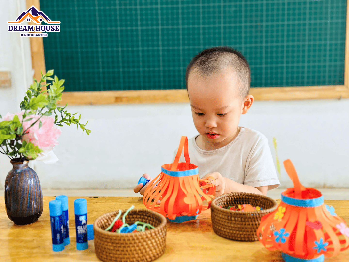 ĐÈN LỒNG TRUNG THU – ÁNH SÁNG YÊU THƯƠNG ĐÈN LỒNG TRUNG THU – ÁNH SÁNG YÊU THƯƠNG - Trường Mầm Non Ngôi Nhà Mơ Ước