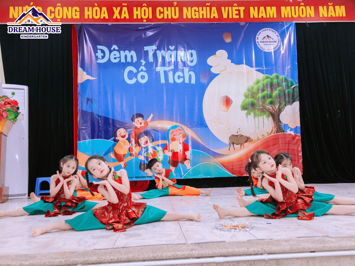 MÀN MÚA “ĐÊM TRĂNG CỔ TÍCH” – KHOẢNH KHẮC TỎA SÁNG CỦA CÁC NGÔI SAO NHÍ MÀN MÚA “ĐÊM TRĂNG CỔ TÍCH” – KHOẢNH KHẮC TỎA SÁNG CỦA CÁC NGÔI SAO NHÍ - Trường Mầm Non Ngôi Nhà Mơ Ước