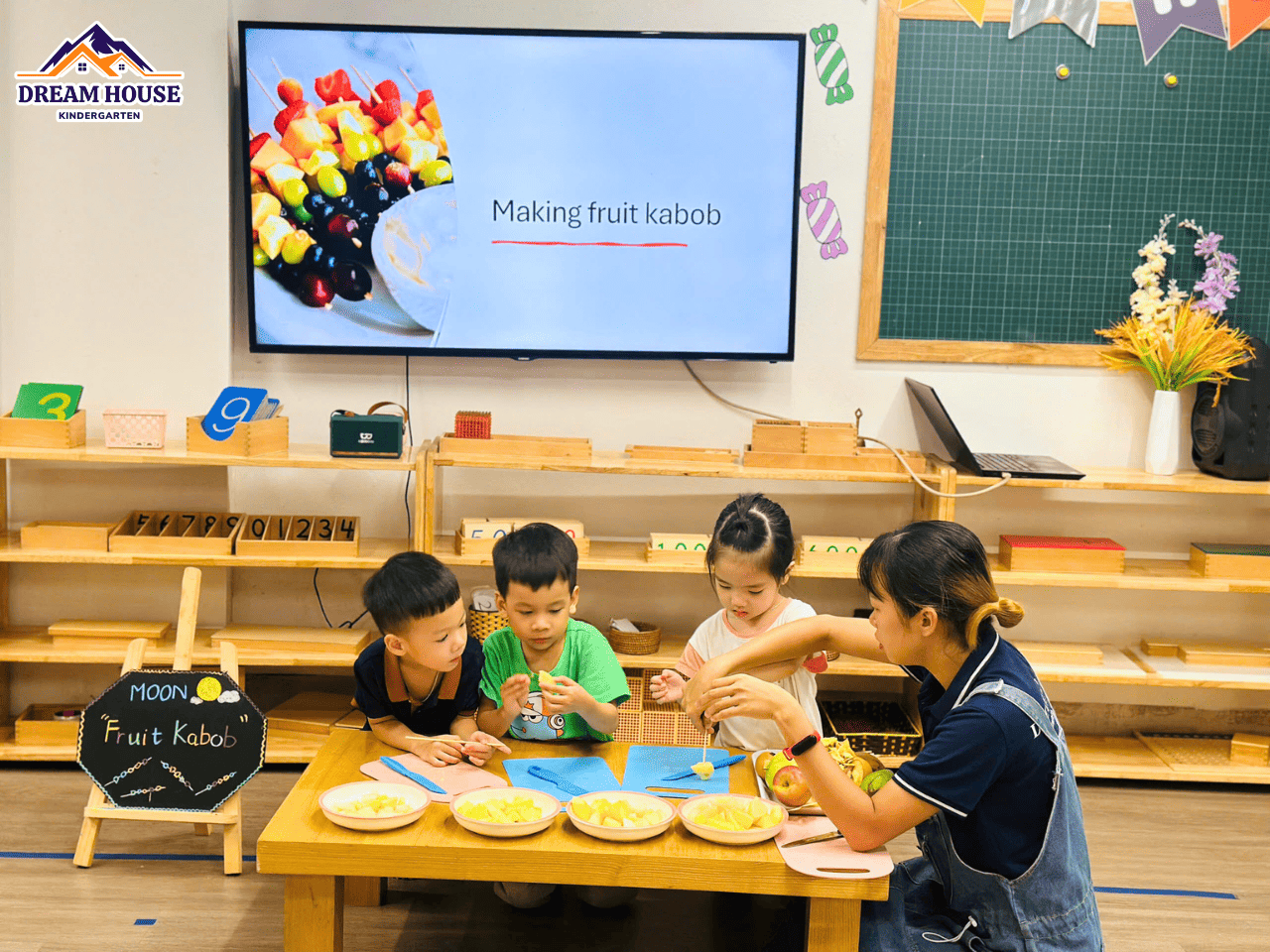 KHÉO TAY LÀM XIÊN HOA QUẢ CÙNG CÁC BẠN NHỎ MẦM NON NGÔI NHÀ MƠ ƯỚC - Trường Mầm Non Ngôi Nhà Mơ Ước