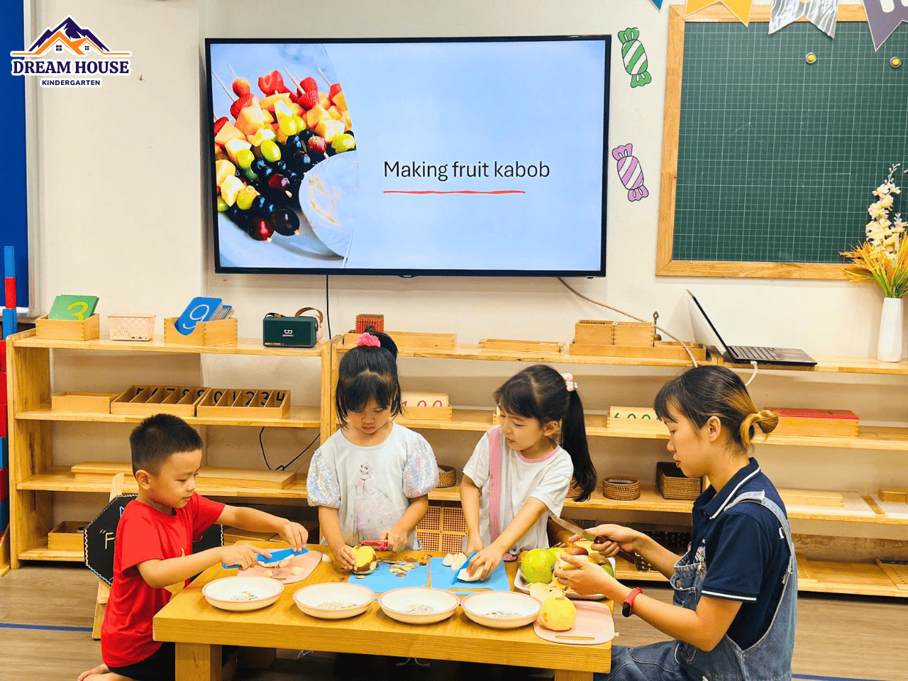 KHÉO TAY LÀM XIÊN HOA QUẢ CÙNG CÁC BẠN NHỎ MẦM NON NGÔI NHÀ MƠ ƯỚC - Trường Mầm Non Ngôi Nhà Mơ Ước
