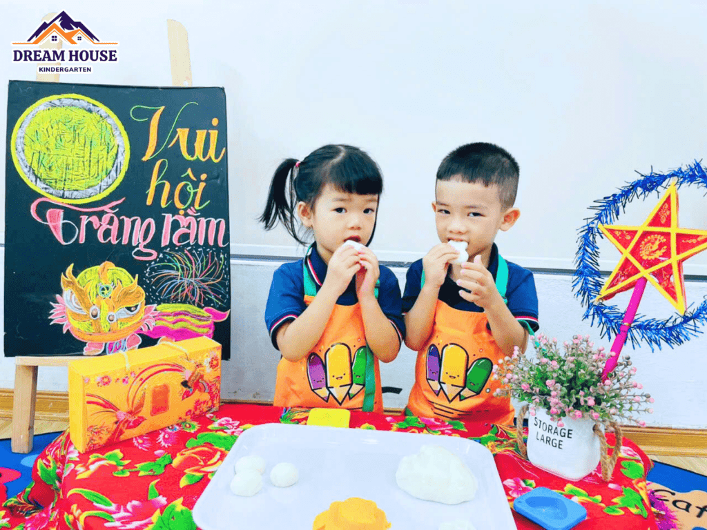 TỰ TAY LÀM BÁNH – TRUNG THU ĐÁNG NHỚ CỦA CÁC BÉ ONG VÀNG & VÀNH KHUYÊN TỰ TAY LÀM BÁNH – TRUNG THU ĐÁNG NHỚ CỦA CÁC BÉ ONG VÀNG & VÀNH KHUYÊN - Trường Mầm Non Ngôi Nhà Mơ Ước