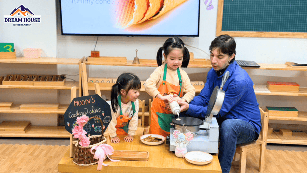MOON’S COOKING CLASS – CÁC ĐẦU BẾP NHÍ TẬP LÀM KEM ỐC QUẾ MOON’S COOKING CLASS – CÁC ĐẦU BẾP NHÍ TẬP LÀM KEM ỐC QUẾ - Trường Mầm Non Ngôi Nhà Mơ Ước