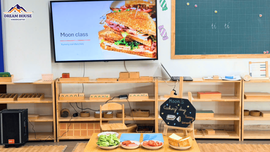 “YUMMY SANDWICH” – GIỜ HỌC NGON LÀNH CỦA CÁC BẠN NHỎ LỚP MOON “YUMMY SANDWICH” – GIỜ HỌC NGON LÀNH CỦA CÁC BẠN NHỎ LỚP MOON - Trường Mầm Non Ngôi Nhà Mơ Ước
