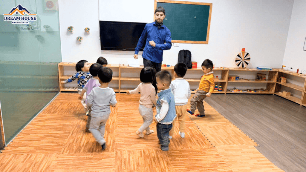 GIỜ TIẾNG ANH – HÀNH TRÌNH NHỎ NUÔI DƯỠNG TƯƠNG LAI LỚN GIỜ TIẾNG ANH – HÀNH TRÌNH NHỎ NUÔI DƯỠNG TƯƠNG LAI LỚN - Trường Mầm Non Ngôi Nhà Mơ Ước