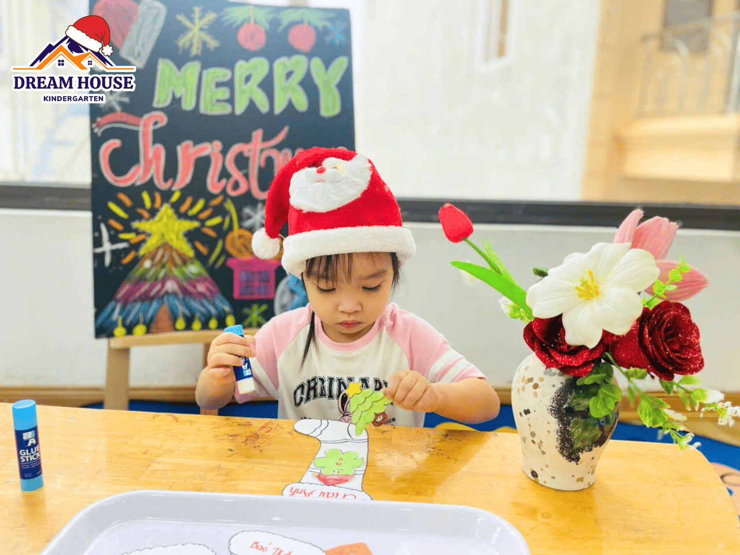 MERRY CHRISTMAS – GIÁNG SINH RỘN RÀNG CÙNG CÁC BÉ LỚP THỎ TRẮNG MERRY CHRISTMAS – GIÁNG SINH RỘN RÀNG CÙNG CÁC BÉ LỚP THỎ TRẮNG - Trường Mầm Non Ngôi Nhà Mơ Ước