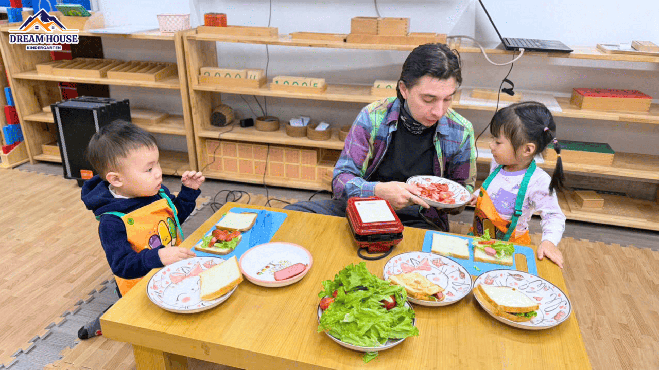 “YUMMY SANDWICH” – GIỜ HỌC NGON LÀNH CỦA CÁC BẠN NHỎ LỚP MOON “YUMMY SANDWICH” – GIỜ HỌC NGON LÀNH CỦA CÁC BẠN NHỎ LỚP MOON - Trường Mầm Non Ngôi Nhà Mơ Ước