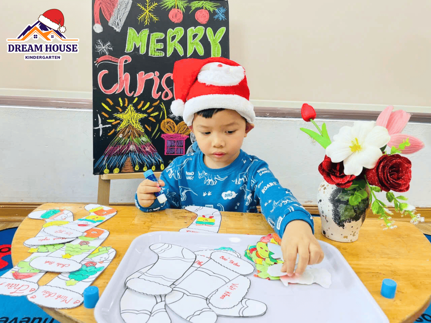 MERRY CHRISTMAS – GIÁNG SINH RỘN RÀNG CÙNG CÁC BÉ LỚP THỎ TRẮNG MERRY CHRISTMAS – GIÁNG SINH RỘN RÀNG CÙNG CÁC BÉ LỚP THỎ TRẮNG - Trường Mầm Non Ngôi Nhà Mơ Ước