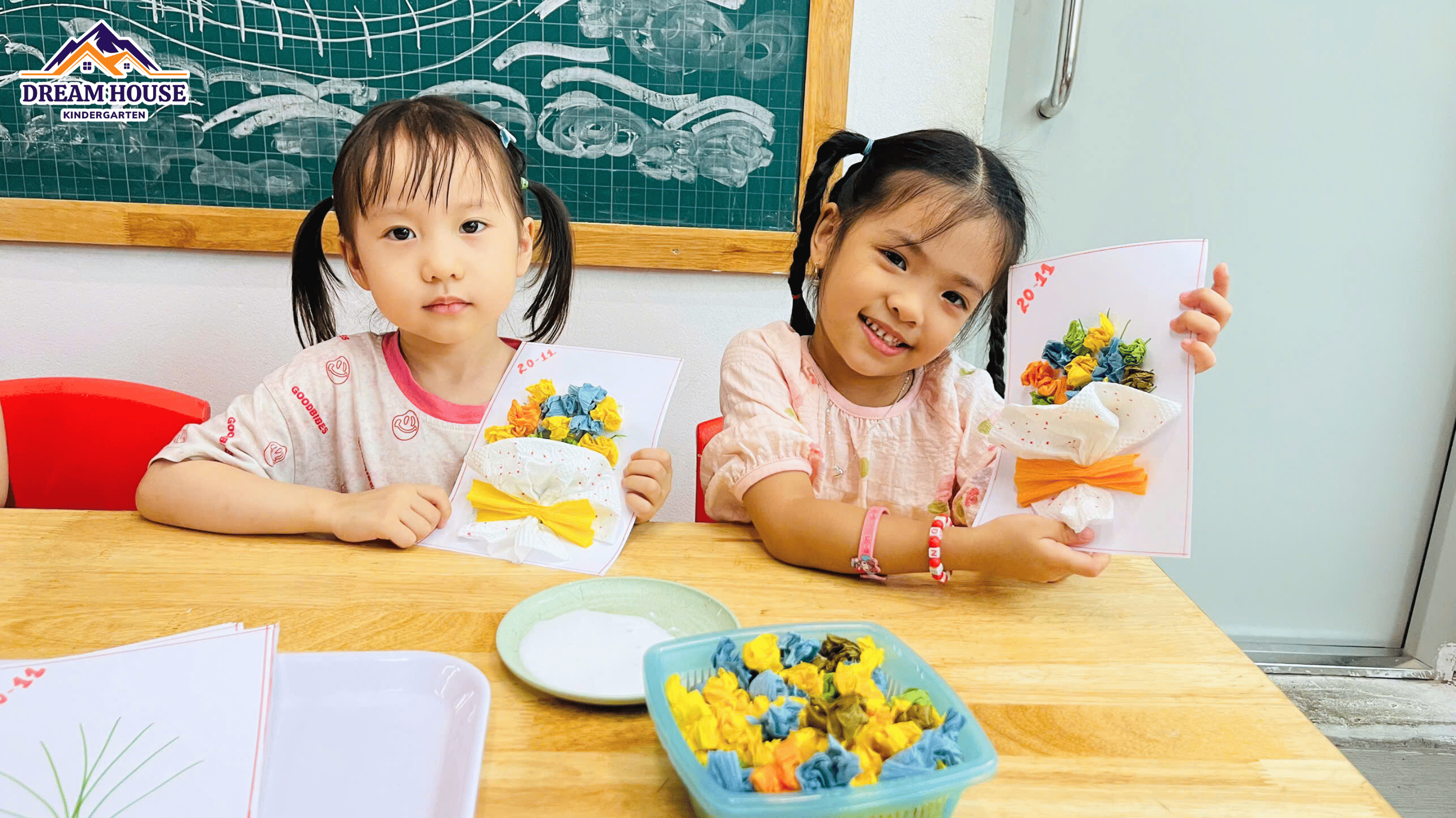 MÓN QUÀ TẶNG CÔ ĐÁNG YÊU CỦA CÁC BÉ MÓN QUÀ TẶNG CÔ ĐÁNG YÊU CỦA CÁC BÉ - Trường Mầm Non Ngôi Nhà Mơ Ước