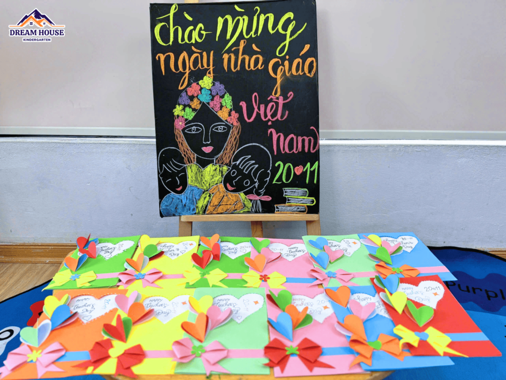 BÉ LÀM THIỆP TẶNG CÔ – LỚP THỎ TRẮNG BÉ LÀM THIỆP TẶNG CÔ – LỚP THỎ TRẮNG - Trường Mầm Non Ngôi Nhà Mơ Ước