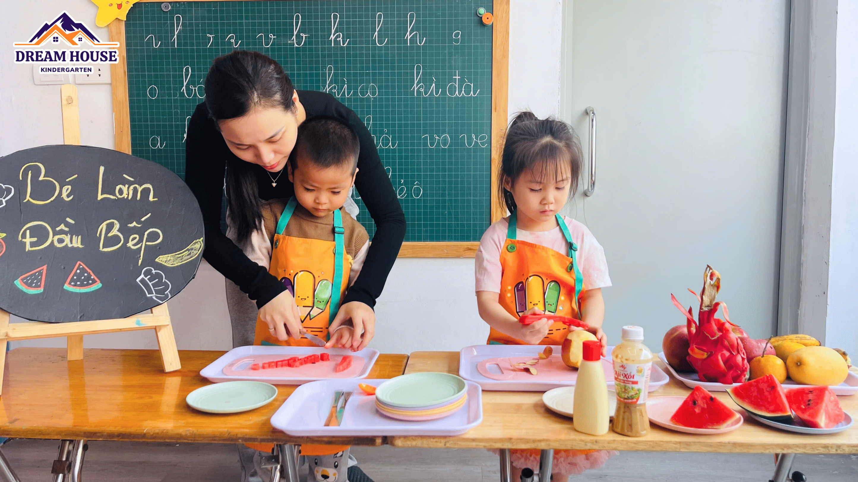 HOẠT ĐỘNG COOKING: SALAD HOA QUẢ NGON LÀNH CỦA CÁC BẠN NHỎ SÓC NÂU – GẤU BÔNG - Trường Mầm Non Ngôi Nhà Mơ Ước