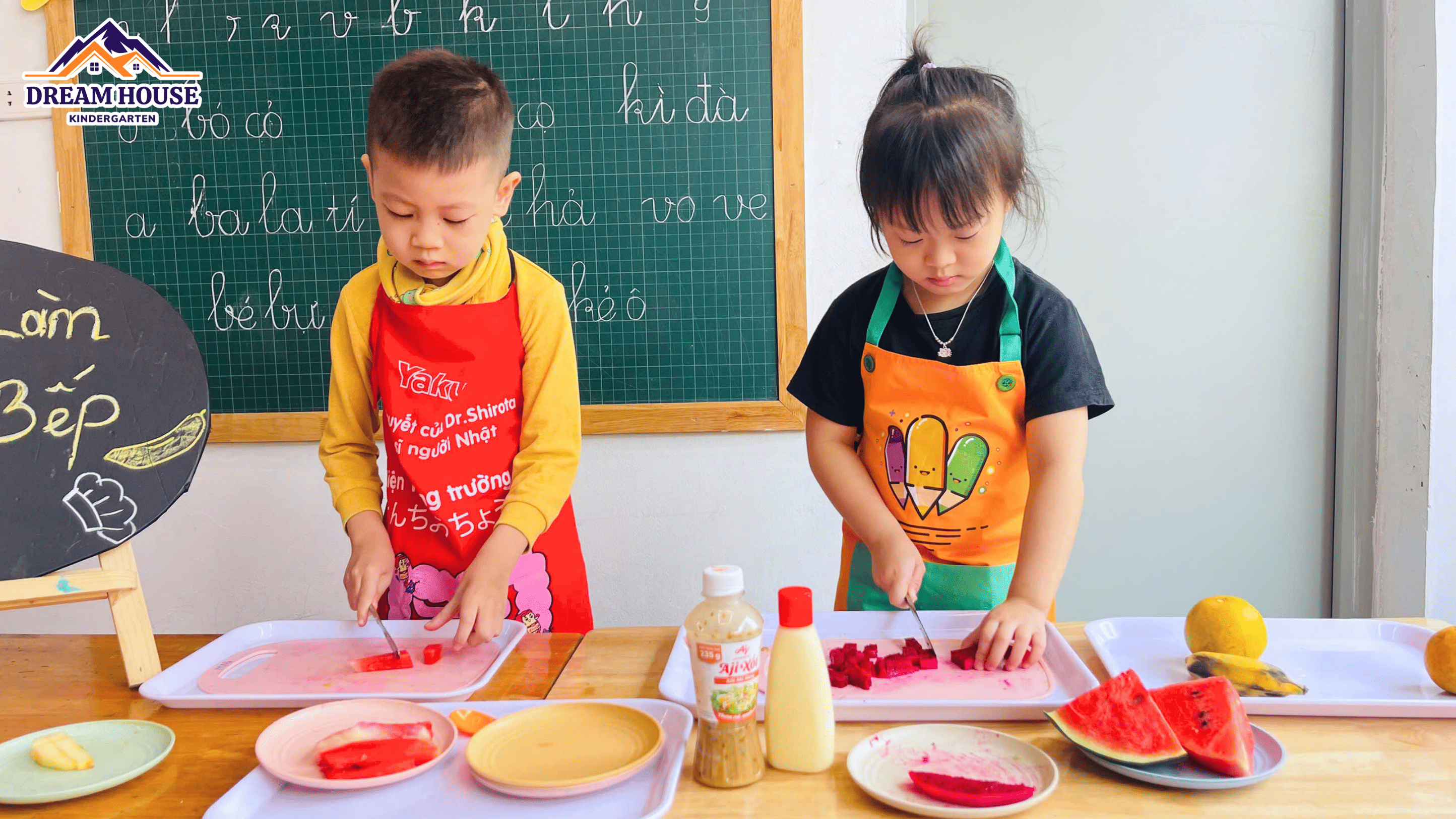 HOẠT ĐỘNG COOKING: SALAD HOA QUẢ NGON LÀNH CỦA CÁC BẠN NHỎ SÓC NÂU – GẤU BÔNG HOẠT ĐỘNG COOKING: SALAD HOA QUẢ NGON LÀNH CỦA CÁC BẠN NHỎ SÓC NÂU – GẤU BÔNG - Trường Mầm Non Ngôi Nhà Mơ Ước