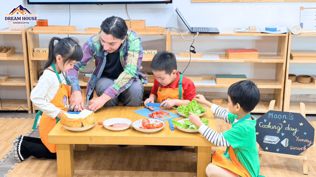 “YUMMY SANDWICH” – GIỜ HỌC NGON LÀNH CỦA CÁC BẠN NHỎ LỚP MOON “YUMMY SANDWICH” – GIỜ HỌC NGON LÀNH CỦA CÁC BẠN NHỎ LỚP MOON - Trường Mầm Non Ngôi Nhà Mơ Ước