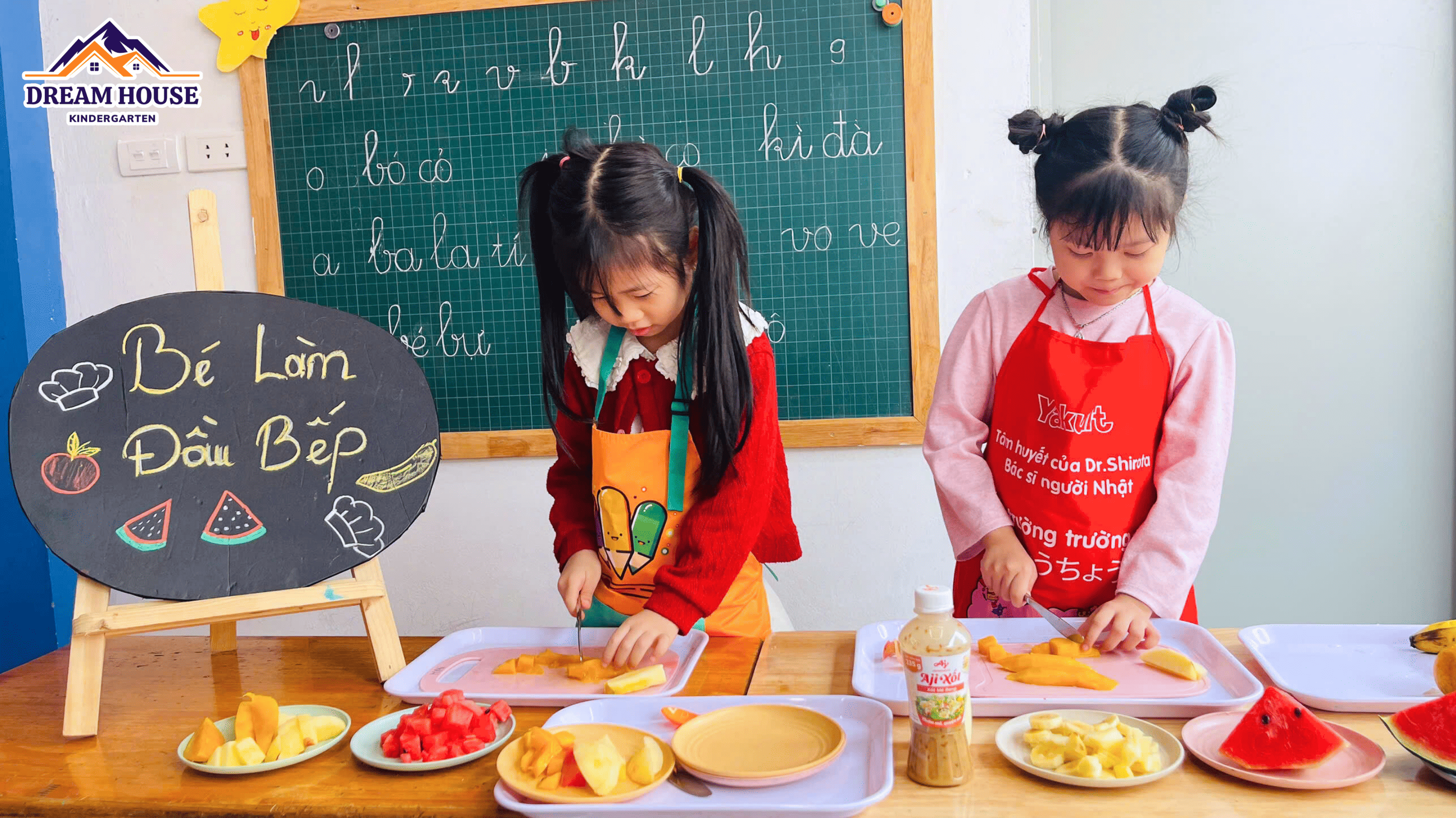 HOẠT ĐỘNG COOKING: SALAD HOA QUẢ NGON LÀNH CỦA CÁC BẠN NHỎ SÓC NÂU – GẤU BÔNG HOẠT ĐỘNG COOKING: SALAD HOA QUẢ NGON LÀNH CỦA CÁC BẠN NHỎ SÓC NÂU – GẤU BÔNG - Trường Mầm Non Ngôi Nhà Mơ Ước