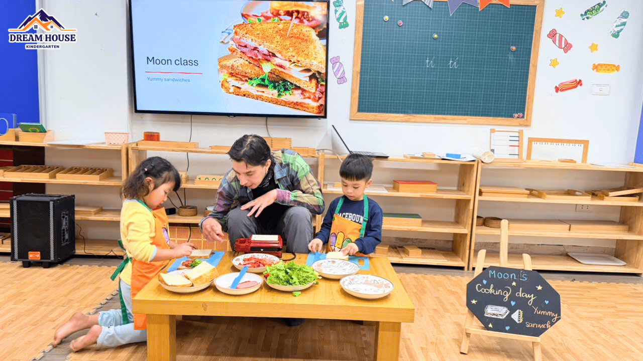 “YUMMY SANDWICH” – GIỜ HỌC NGON LÀNH CỦA CÁC BẠN NHỎ LỚP MOON “YUMMY SANDWICH” – GIỜ HỌC NGON LÀNH CỦA CÁC BẠN NHỎ LỚP MOON - Trường Mầm Non Ngôi Nhà Mơ Ước