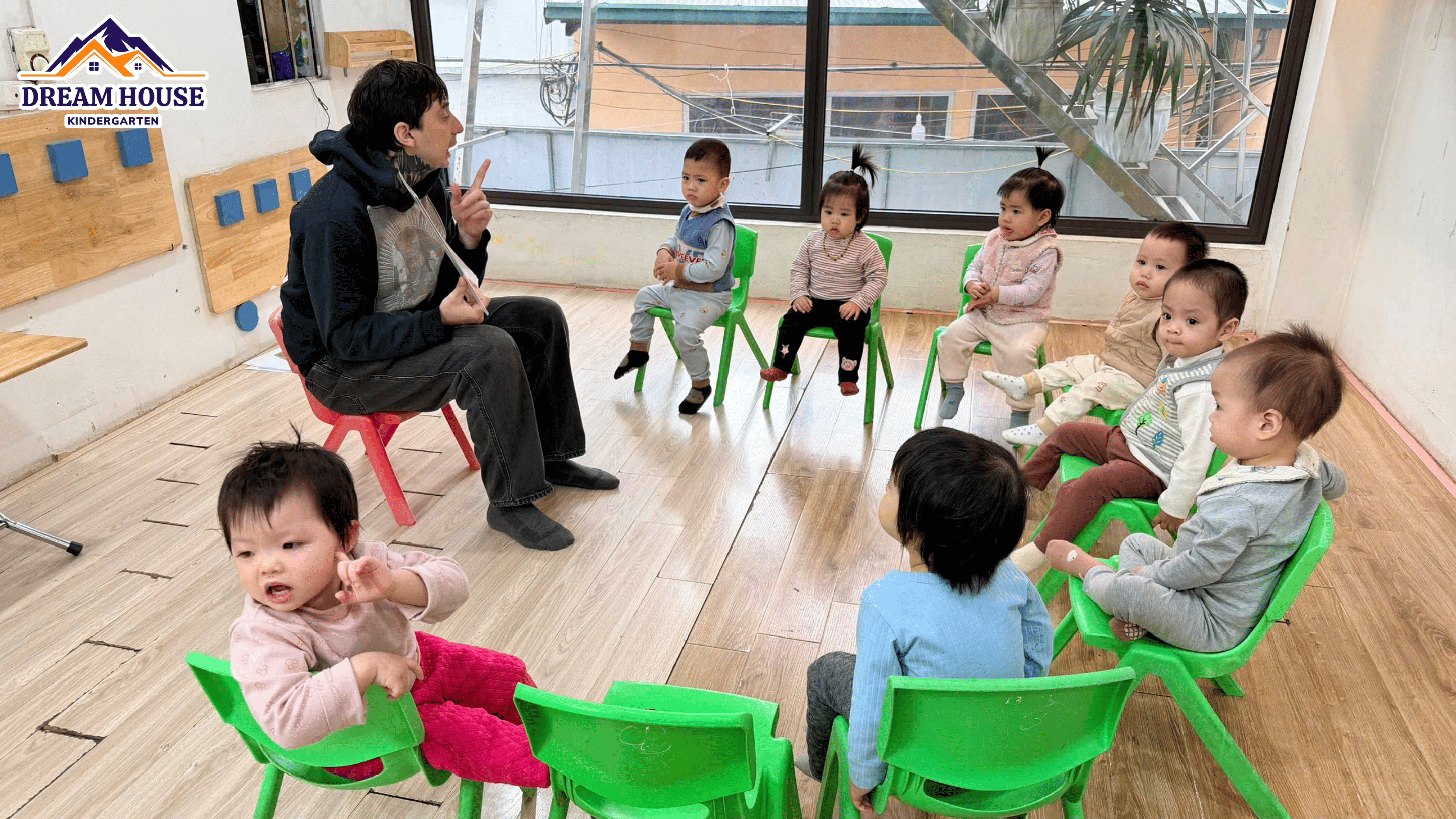 KHÁM PHÁ TIẾNG ANH CÙNG CÁC BÉ CHÍCH BÔNG KHÁM PHÁ TIẾNG ANH CÙNG CÁC BÉ CHÍCH BÔNG - Trường Mầm Non Ngôi Nhà Mơ Ước