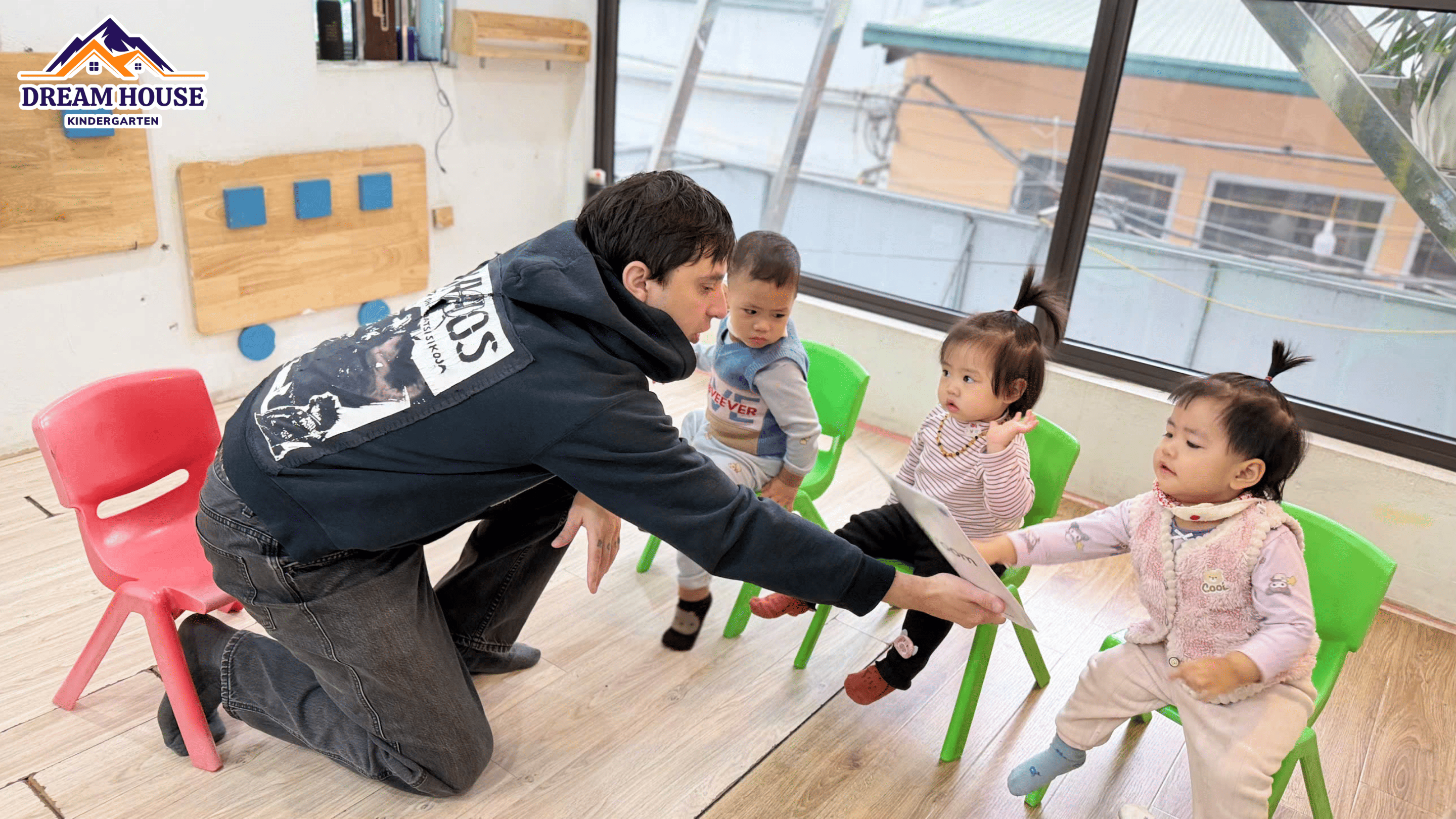 KHÁM PHÁ TIẾNG ANH CÙNG CÁC BÉ CHÍCH BÔNG KHÁM PHÁ TIẾNG ANH CÙNG CÁC BÉ CHÍCH BÔNG - Trường Mầm Non Ngôi Nhà Mơ Ước