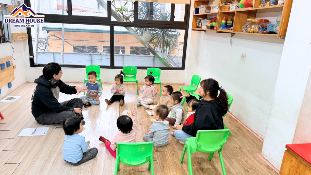 KHÁM PHÁ TIẾNG ANH CÙNG CÁC BÉ CHÍCH BÔNG KHÁM PHÁ TIẾNG ANH CÙNG CÁC BÉ CHÍCH BÔNG - Trường Mầm Non Ngôi Nhà Mơ Ước