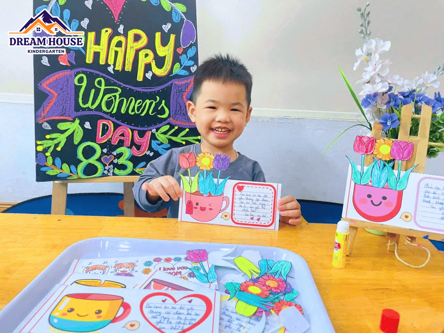 “BÀ ƠI, MẸ ƠI! CON CÓ MÓN QUÀ NHỎ TẶNG BÀ VÀ MẸ…” “BÀ ƠI, MẸ ƠI! CON CÓ MÓN QUÀ NHỎ TẶNG BÀ VÀ MẸ…” - Trường Mầm Non Ngôi Nhà Mơ Ước