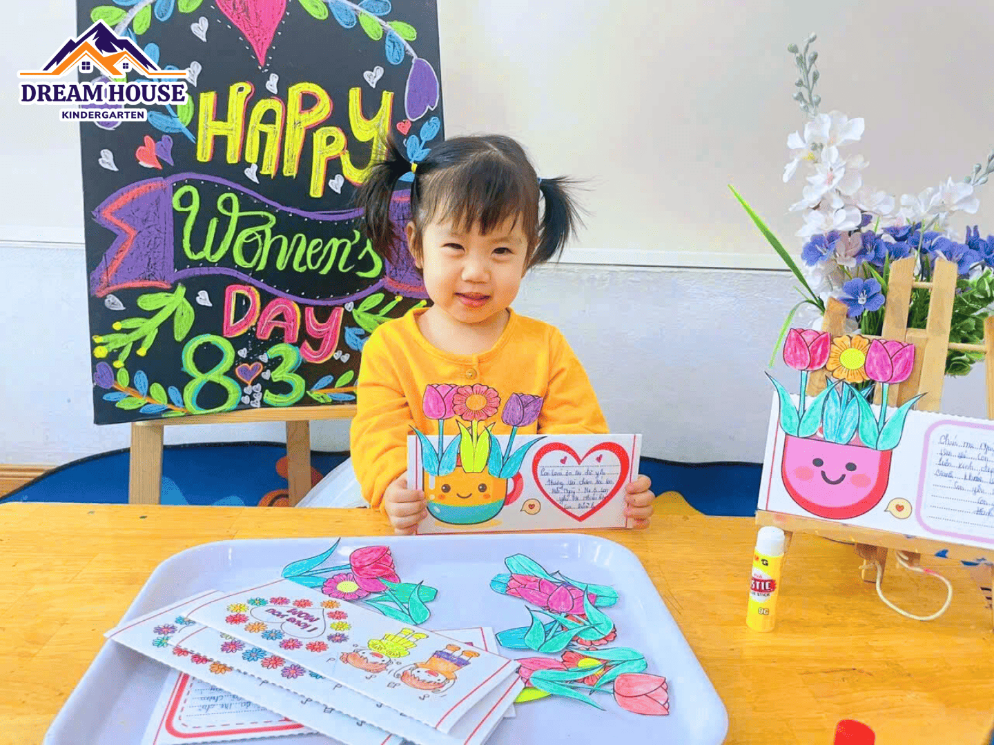 “BÀ ƠI, MẸ ƠI! CON CÓ MÓN QUÀ NHỎ TẶNG BÀ VÀ MẸ…” “BÀ ƠI, MẸ ƠI! CON CÓ MÓN QUÀ NHỎ TẶNG BÀ VÀ MẸ…” - Trường Mầm Non Ngôi Nhà Mơ Ước