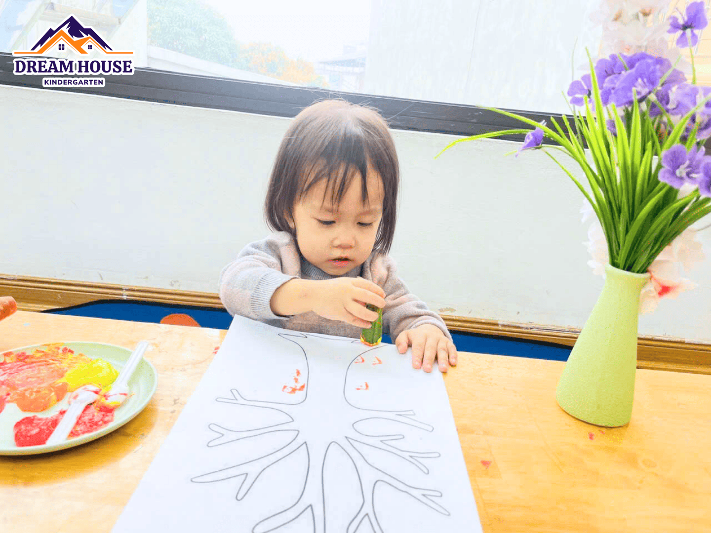 BÀN TAY NHỎ – THẾ GIỚI SẮC MÀU TO BÀN TAY NHỎ – THẾ GIỚI SẮC MÀU TO - Trường Mầm Non Ngôi Nhà Mơ Ước