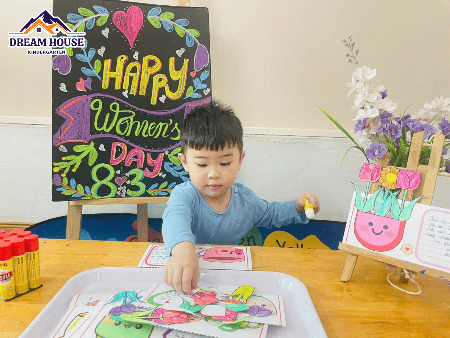 “BÀ ƠI, MẸ ƠI! CON CÓ MÓN QUÀ NHỎ TẶNG BÀ VÀ MẸ…” “BÀ ƠI, MẸ ƠI! CON CÓ MÓN QUÀ NHỎ TẶNG BÀ VÀ MẸ…” - Trường Mầm Non Ngôi Nhà Mơ Ước