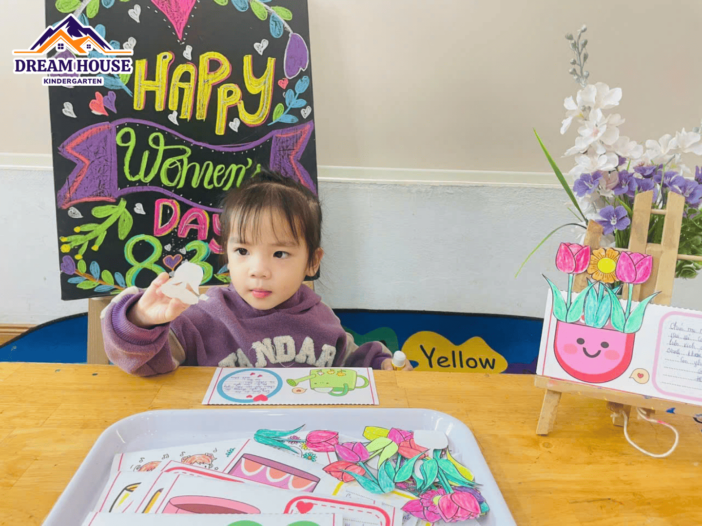 “BÀ ƠI, MẸ ƠI! CON CÓ MÓN QUÀ NHỎ TẶNG BÀ VÀ MẸ…” “BÀ ƠI, MẸ ƠI! CON CÓ MÓN QUÀ NHỎ TẶNG BÀ VÀ MẸ…” - Trường Mầm Non Ngôi Nhà Mơ Ước