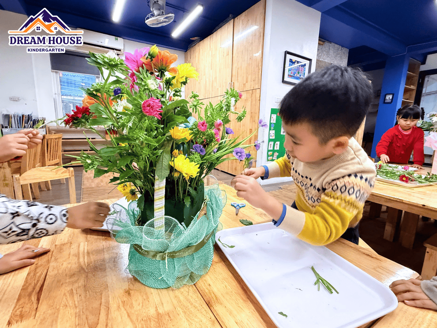 MÙA XUÂN ĐẾN – MUÔN HOA KHOE SẮC MÙA XUÂN ĐẾN – MUÔN HOA KHOE SẮC - Trường Mầm Non Ngôi Nhà Mơ Ước