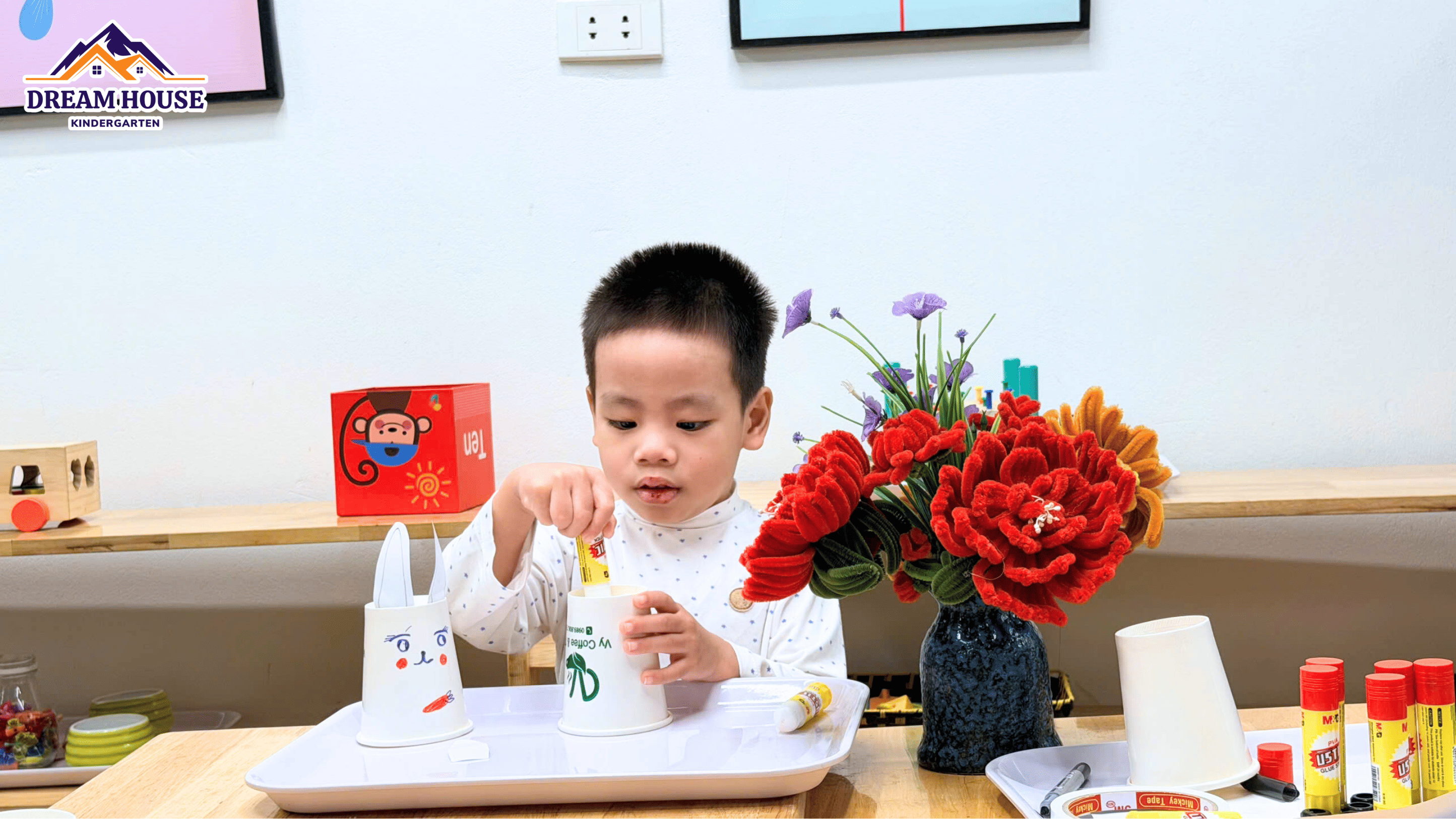 CHÚ CÚN CƯNG TỪ CHIẾC CỐC GIẤY CHÚ CÚN CƯNG TỪ CHIẾC CỐC GIẤY - Trường Mầm Non Ngôi Nhà Mơ Ước