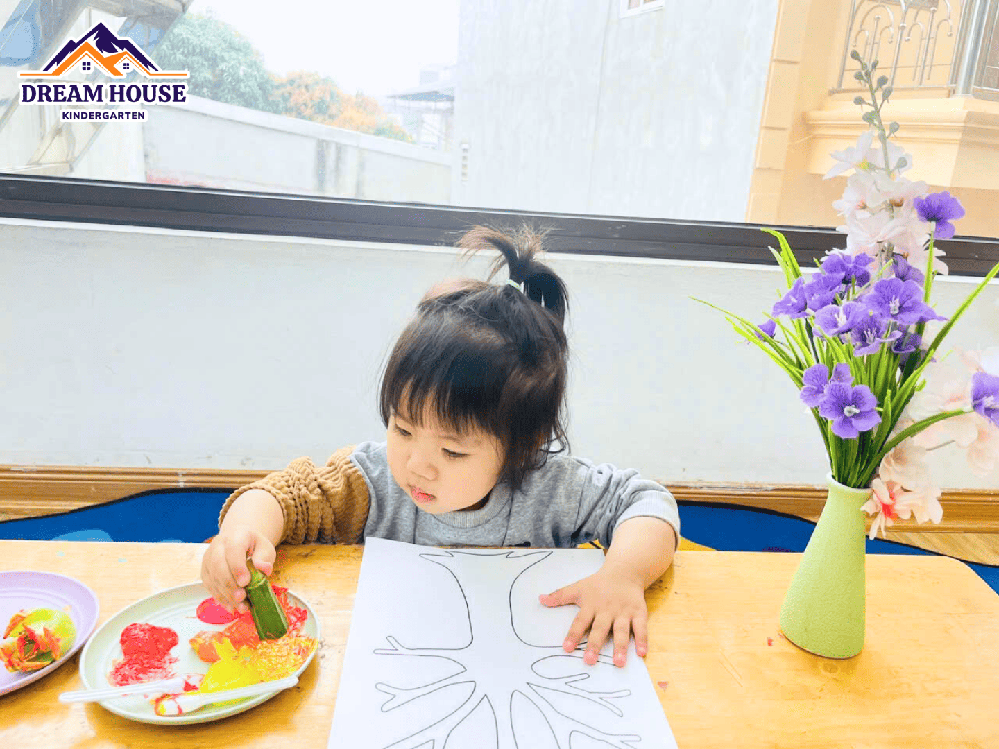 BÀN TAY NHỎ – THẾ GIỚI SẮC MÀU TO BÀN TAY NHỎ – THẾ GIỚI SẮC MÀU TO - Trường Mầm Non Ngôi Nhà Mơ Ước